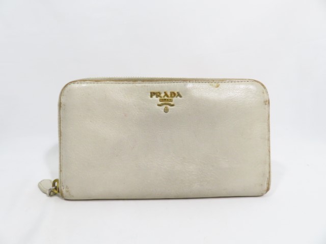 プラダ　財布
